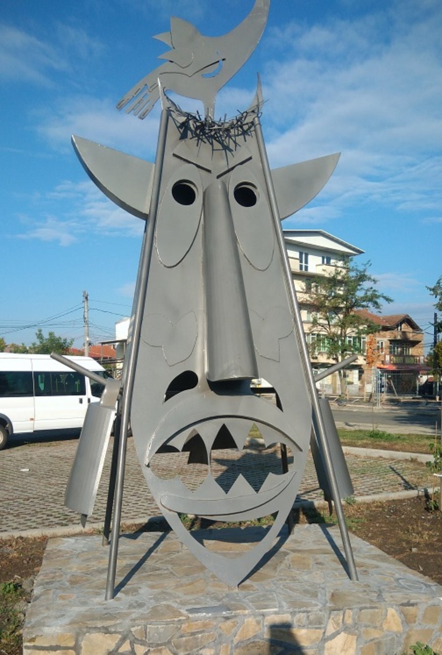 Скулптура на кукерска маска - Камено