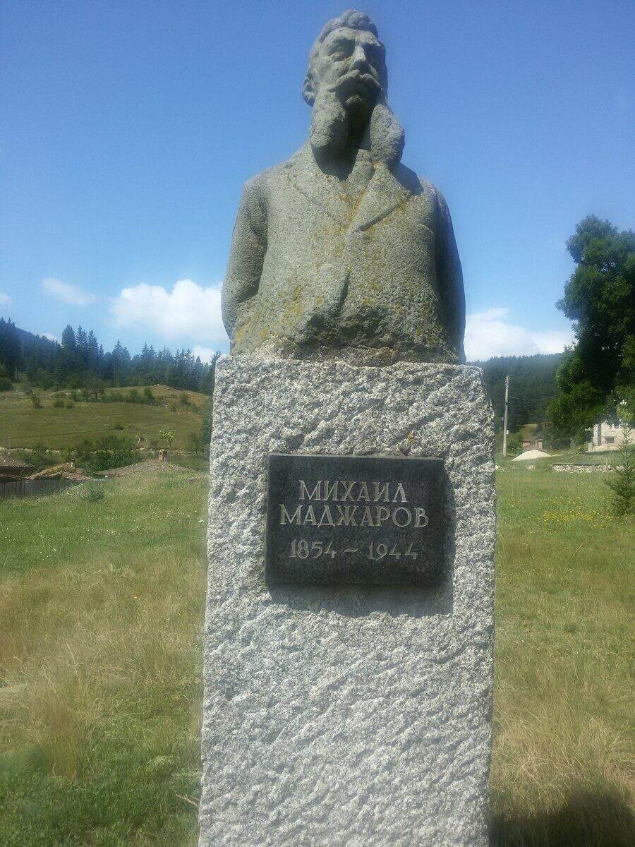 Паметник Михаил Маджаров