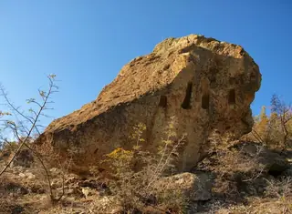 Трапецовидни ниши над язовир Кърджали