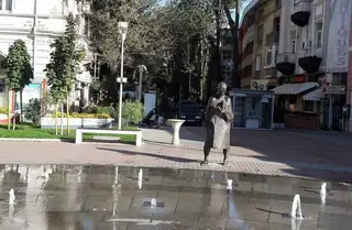 Скулптура рибарят и златната рибка - Варна