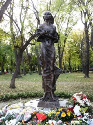 Паметник на Петя Дубарова - Бургас