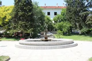 Фонтан "Момиче с делва" - Сандански