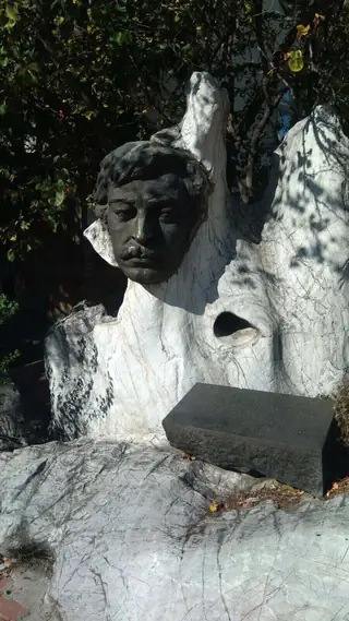 Бюст паметник на Пейо Яворов - Чирпан