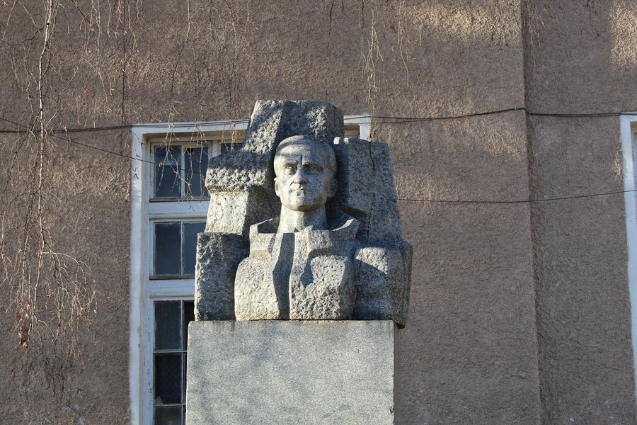 Бюст-паметник на Владо Тричков - Трън