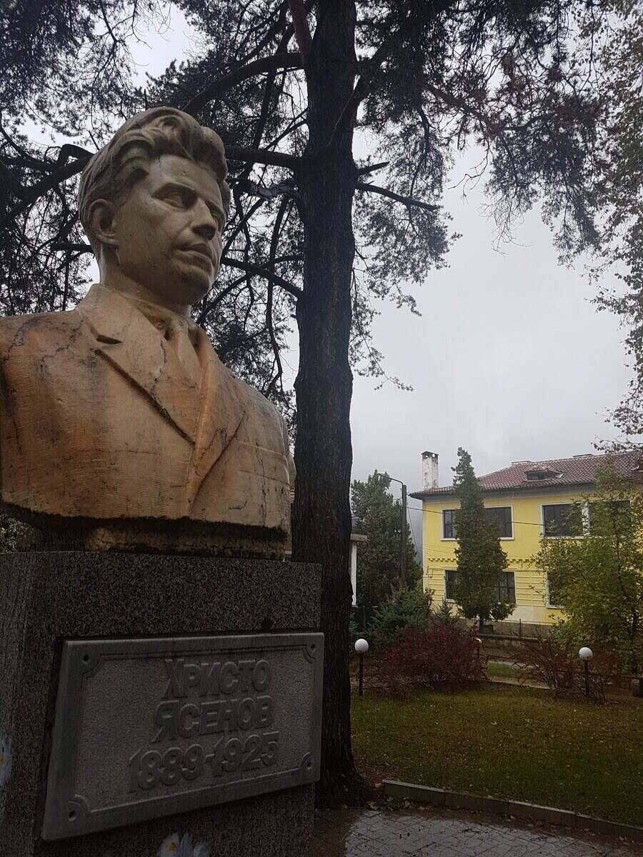 Паметник на Христо Ясенов - Етрополе