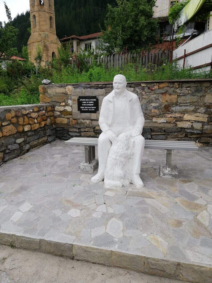 Паметник на Кирил Куртев - Солища