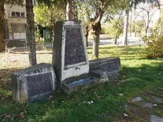 Паметник в чест на Първата Доброданска комуна - с. Добродан