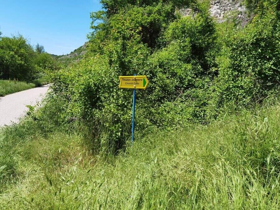 Скален манастир Църквата