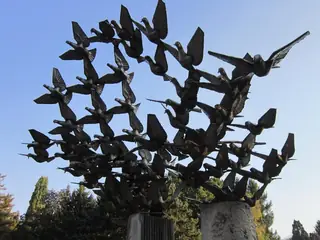 Скулптура "Гълъбите" - София