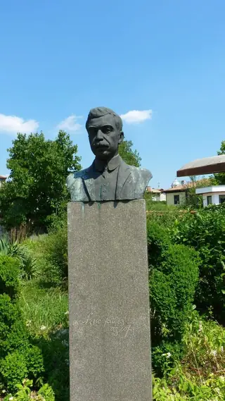 Бюст-паметник на Пейо Яворов - Чирпан