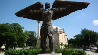 Скулптура на майстор Манол - Разград