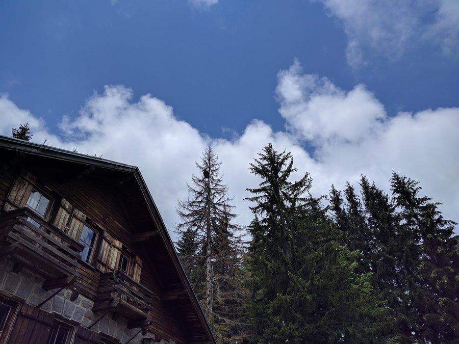 Хижа "Червената шапчица"