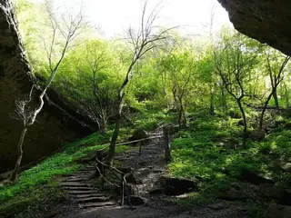 Проходна пещера "Божи Мост"
