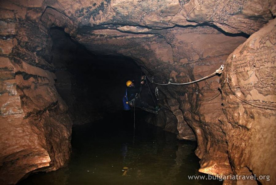 Пещера "Темната дупка" - Гара Лакатник