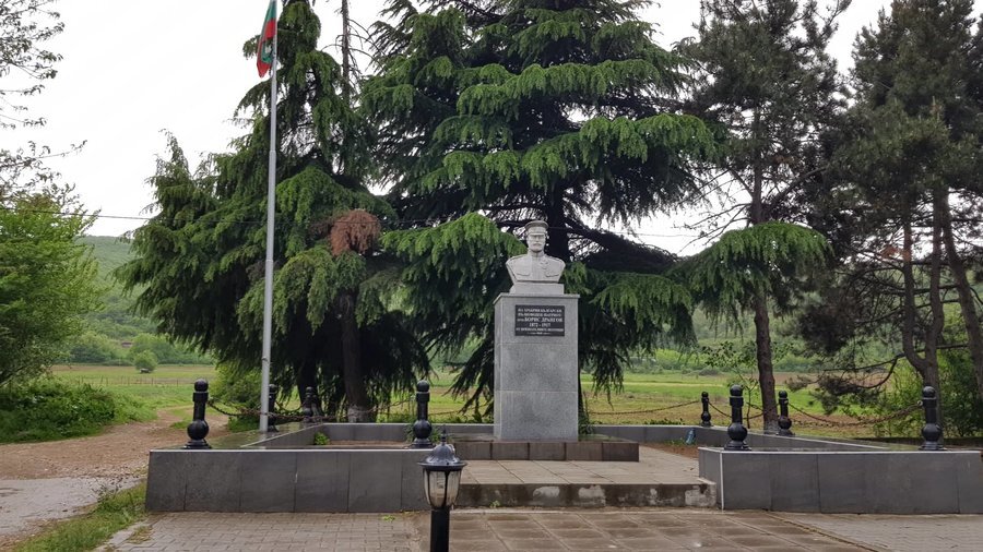 Бюст-паметник на Борис Дрангов - с. Дрангово
