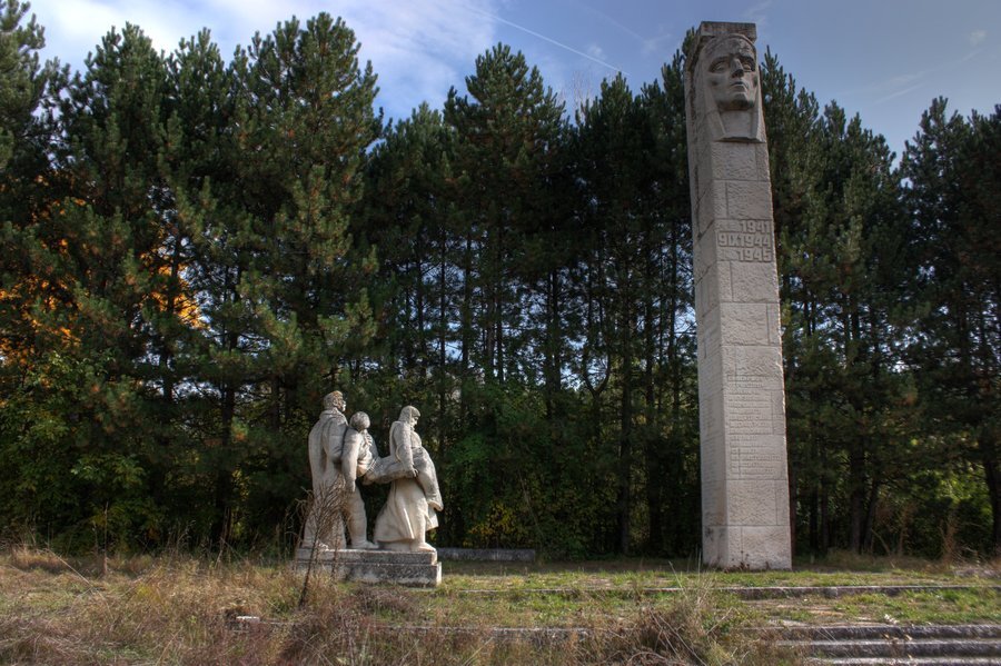 Мемориален паметник - Долна Диканя