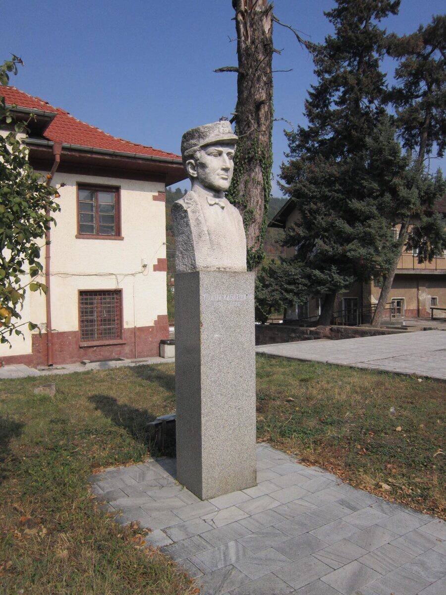 Бюст-паметник на Тодор Каблешков - Белово