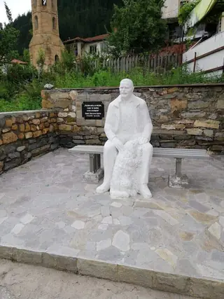 Паметник на Кирил Куртев - Солища