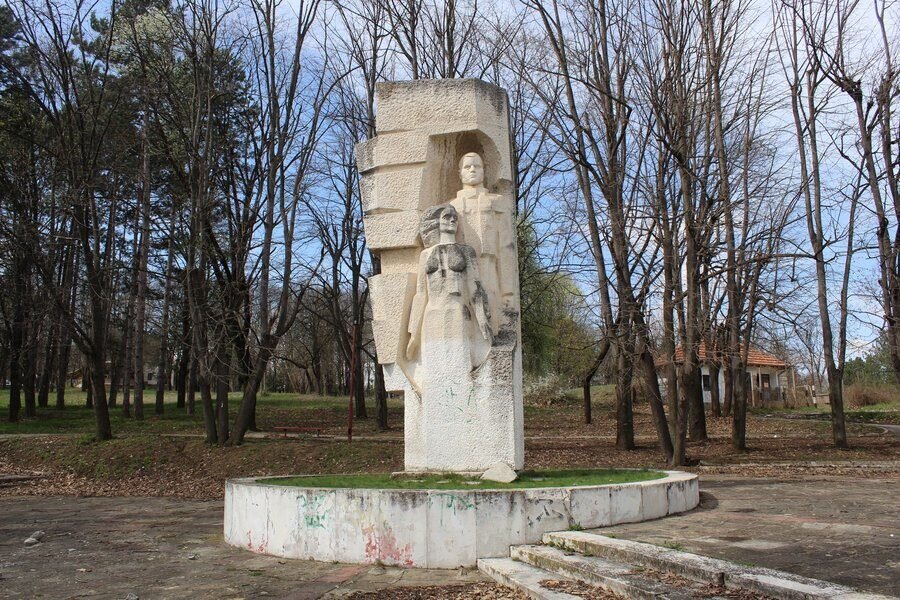 Паметник на Роза и Колката - Мездра