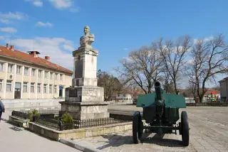 Паметникът на полковник Антон Дяков - с.Топчии